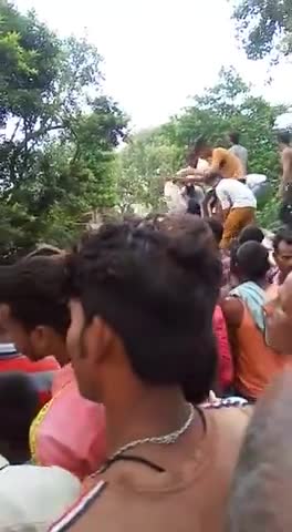 बाढ़ का पानी घुसा गांव में, नहीं मिली किसी प्रकार की सरकारी मदद देखें पूरी खबर।
#publicofficial #publicverified #anurag