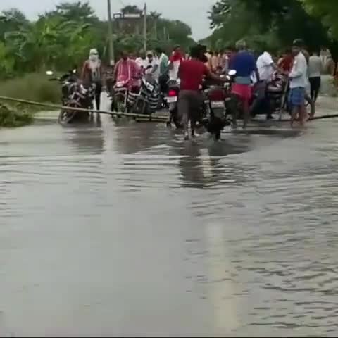 संग्रामपुर: #संग्रामपुर 😂प्रखंड क्षेत्र के 😭भवानीपुर गांव में 🤧गंडक नदी के तटबंध से बांध टूटा 🚣लोग हुए परेशान