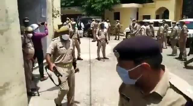 सहारनपुर: *मुरादाबाद में आज़म खान की कोर्ट में पेशी। भारी संख्या में पुलिस बल तैनात*#muradabad #News #aazamkhan ﻿#moonbadshah