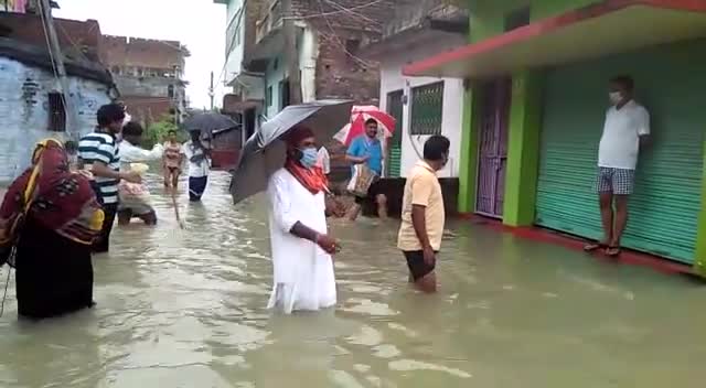 #त्राहिमाम
सुगौली नगर पंचायत के सभी वार्ड में बाढ़ के पानी से जन जीवन अस्त-व्यस्त है।जान माल के रक्षा हो।