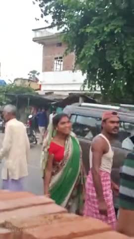 मोहनपुर: prasasan ki andeki#samaj ke samane aslilta ka pradarsan krti mahila
