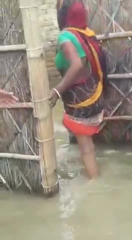 साहेबगंज: 'घर में चूल्हा-चौका सब डूब गया है, खाना क्या ही बनेगा'- बाढ़ पीड़ित,  मुजफ्फरपुर, बिहार 
#biharflood2020 #muzaffarpur