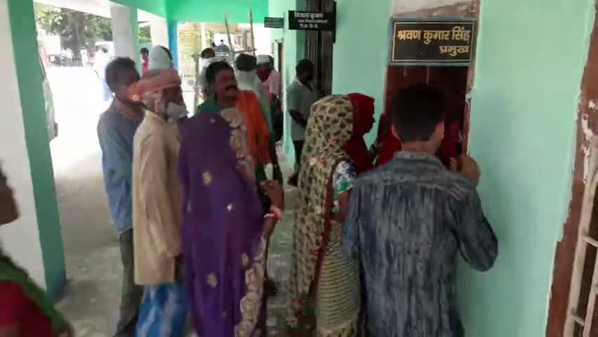 गायघाट: सकरवाड़ा गांव की बाढ़ पीड़िताओं ने मुआवजे की मांग को लेकर प्रखंड कार्यालय पर किया हंगामा #बाढ़_पीड़ित #हंगामा