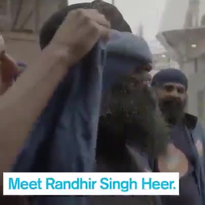 देखिए #इंग्लैंड में गरीबों को #लंगर खिलाने वालों का कैसे #सम्मान किया जाता है