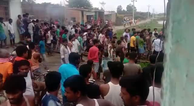 सोनबरसा: #light nhi aane ke Karan sonbarsa prakhand ke Hanuman Nagar mein hua hartal