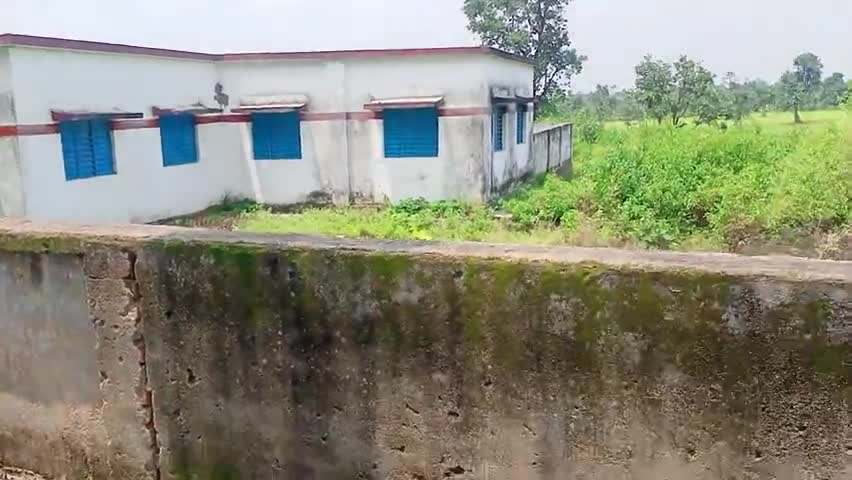 दुधि: बिछियारी में बनाया जा रहा खराब व बिना गुड़वत्ता के बनाया जा रहा है बाउंड्रीवाल देखे एक रिपोर्ट में।
#sonbhadra #babhani