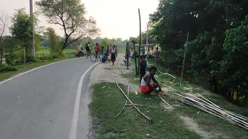 खानपुर: खानपुर प्रखंड क्षेत्र के आधा दर्जन पंचायतों में लोगों ने बाढ़ की आशंका से बांध पर बनाया आशियाना।#बाढ़#बूढ़ी गंडक नदी