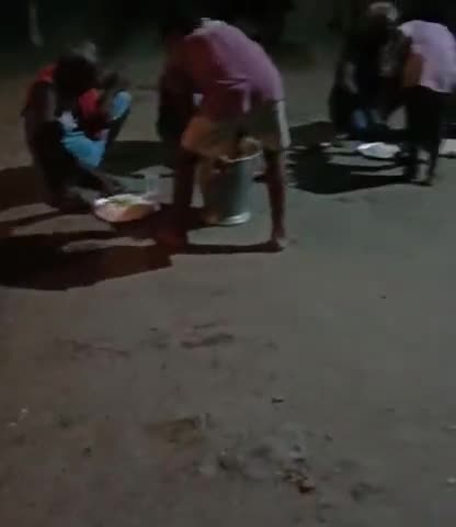 तरैया: अाकुचक में भोजन करते हुए लोग#taraiya﻿@