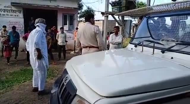 धार: Dhar pipliya mey 3 uvak chori karne aaye usme sey ek chor pakdaa gyaa #chori #viral_lockdown_4 #dhar ﻿#polimer ﻿#reportar1