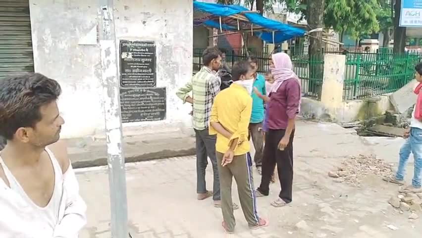 नवाबगंज: छाया चौराहे पर लोगों ने लॉकडाउन की जमकर उड़ाईं धज्जियां, सूचना पर पहुंची पुलिस ने बरती सख्ती #लॉकडाउन #उल्लंघन