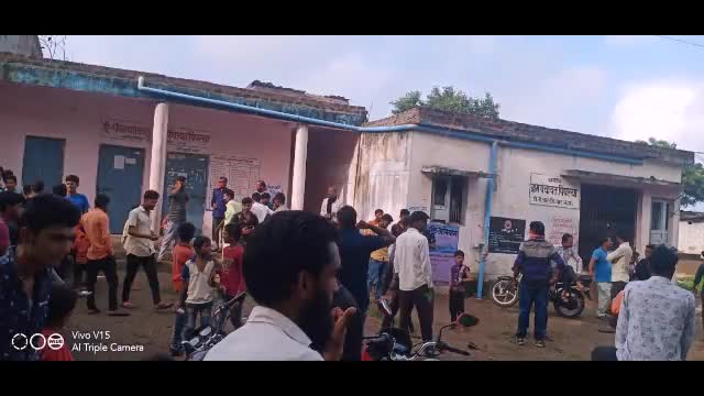 धार: धार के ग्राम #पिपलिया में चोरी करने आए #चोर को ग्रामीणों ने धर दबोचा, किया पुलिस के हवाले।