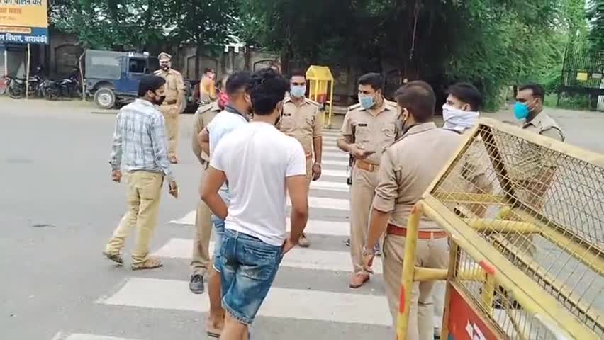 नवाबगंज: पटेल चौराहे पर आवास विकास चौकी इंचार्ज ने गश्त के दौरान लॉकडाउन का उल्लंघन करने वालों को सिखाया सबक #लॉकडाउन #उल्लंघन