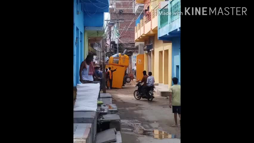 हैदरनगर: #AUTO PALTI #HAIDERNAGAR ATM ROAD KI GHATNA AAJ SUBAH 09 :20 AM KA HAI