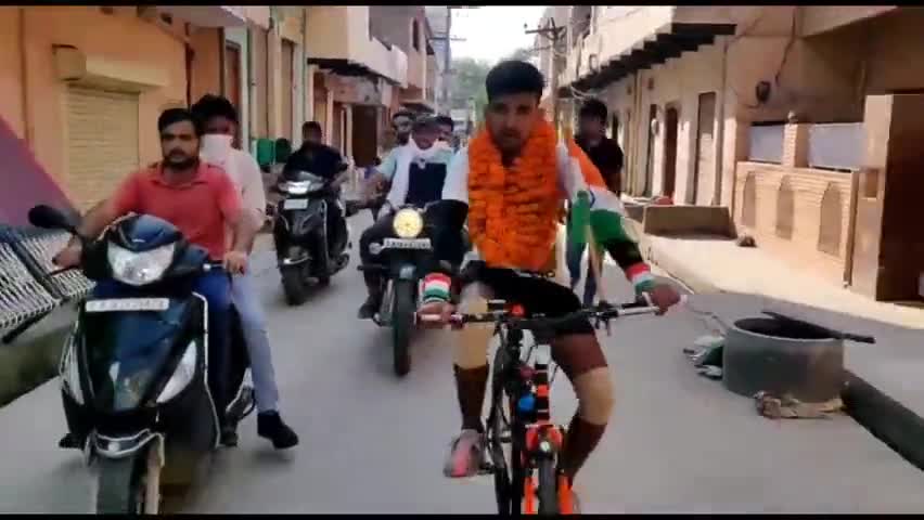 अलवर: बहरोड दिल्ली इंडिया गेट पर साइकिल से झंडा फहरा कर वापस लौटे युवक का फूल मालाओं से किया स्वागत
 #smgnews #behror