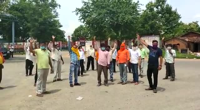 दुधि: बभनी में हिन्दू संगठनों ने मूर्ति खण्डन को लेकर आक्रोशित लोगों ने किया सांकेतिक विरोध प्रदर्शन।

#मन्दिर #विजयगढ़ #उमेश