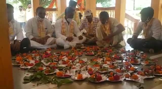 सांवेर विधानसभा में आज सभी परिवारों में शिवलिंग वितरण किया गया, ग्रामीण जनों में भारी उत्साह देखने को मिला। #सांवेर