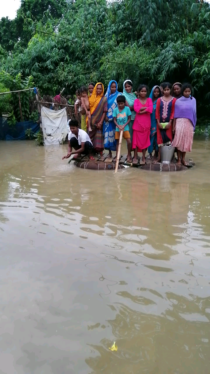 मधुबन: #मधुबन प्रखंड के कौड़ीया पंचायत के# कौड़ीया  मोर गाव में बाढ़ आने से लोगो का आने जाने का कोई सुबिधा नहीं है
लिया नाव का