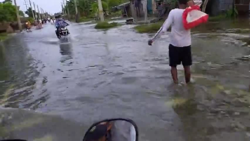साहेबगंज: sahibganj mein gandak Nadi ke bhav me makri tola mein Pani bhara #sahebganj #baadh #bihar #pani ﻿﻿