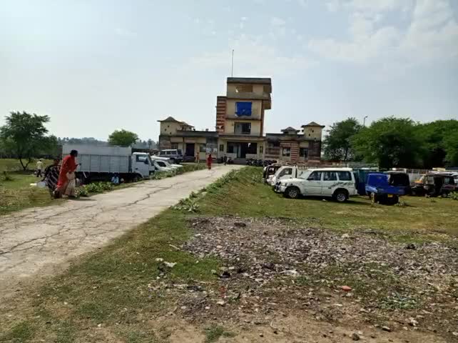 डोभी: उत्पाद विभाग ने कंजियार से 205 लीटर महुआ शराब को किया बरामद, साथ ही एक कार जब्त #उत्पाद_विभाग