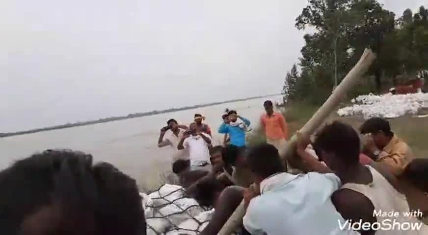 सिरौली गौसपुर: गोबरहा गांव में सरयू नदी के कटान को रोकने के लिए बाढ़ विभाग युद्ध स्तर पर करा रहा कार्य #बाढ़ #कटान