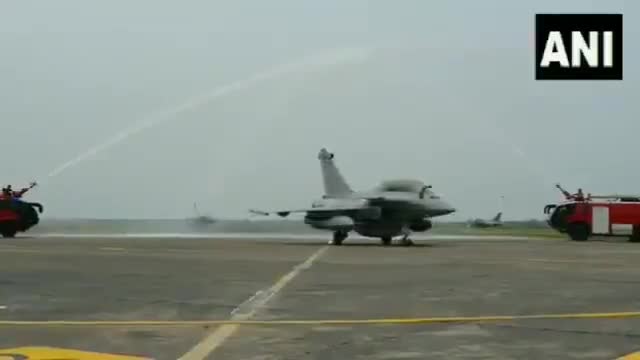 "राफेल का स्वागत है"  Water Salute.  

#Rafale #ThankYouPmModiForRafale 🇮🇳