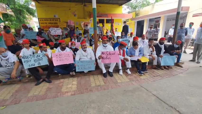 मवाना: आज हस्तिनापुर विधानसभा में स्कूल फीस माफ़ी को लेकर मवाना में राज्यपाल को ज्ञापन दिया।
#NO_FEES_KG_TO_PG
#SP #AK