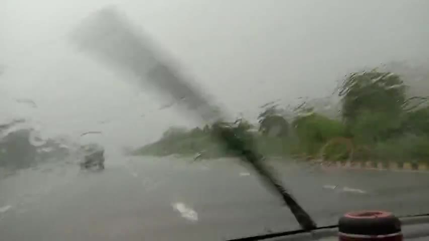 दादरी: Yamuna express way per barish ka najara dekhen

﻿#highway #road #gujjar