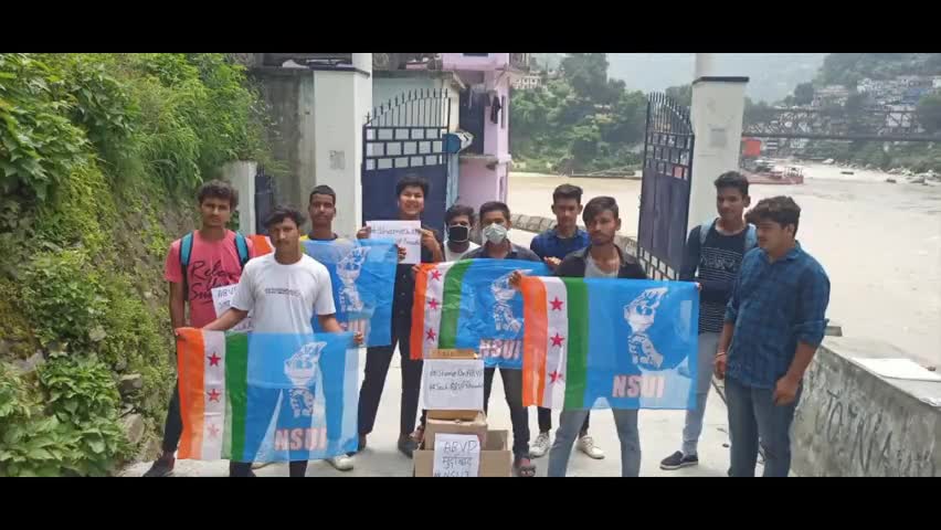 कर्णप्रयाग: कर्णप्रयाग में एनएसयूआई के कार्यकर्ताओं ने पीजी कॉलेज के मुख्य गेट पर एबीवीपी का पुतला फूंका #एनएसयूआई