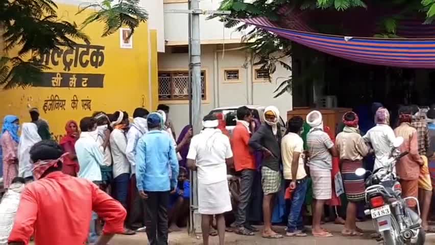 अलीराजपुर: बैंक ऑफ बडौदा अलीराजपुर के बाहर ग्राहकों की लगी लंबी कतार, सामाजिक दूरी का नहीं हो रहा पालन  #सोशल_डिस्टेंसिंग