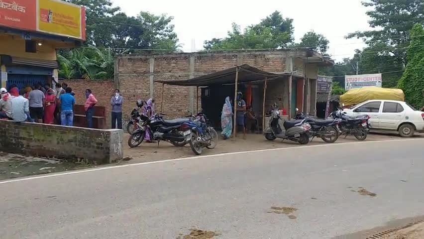 हाजीपुर: khabar hai bidupur railway station ke pass Syndicate Bank mein log nahin kar rahe #socialdistanacing