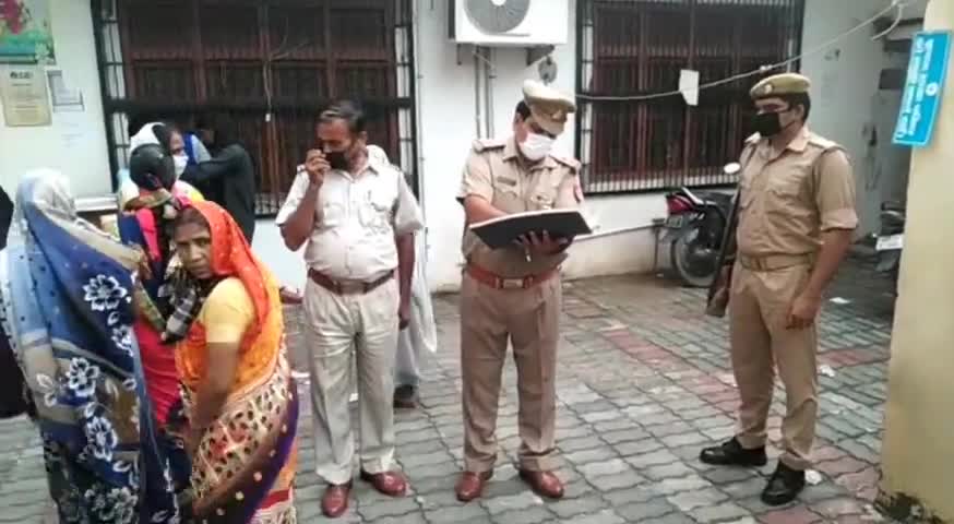 शाहबाद: पुलिस अधीक्षक के निर्देश पर पिहानी के बैंकों की कोतवाल ने जांची सुरक्षा व्यवस्था, दिए निर्देश #बैंक #कोतवाल