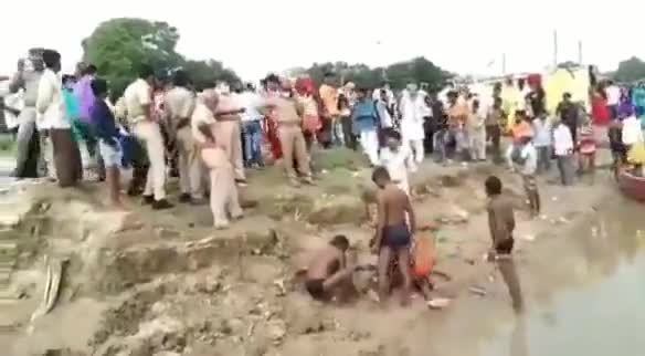 #गाड़ी_पलटवाने के बाद #उत्तर_प्रदेश_पुलिस का #नया_कारनामा,
    #मिर्ज़ापुर_पुलिस अब लात भी मारती है देखो कैसे खड़े युवक