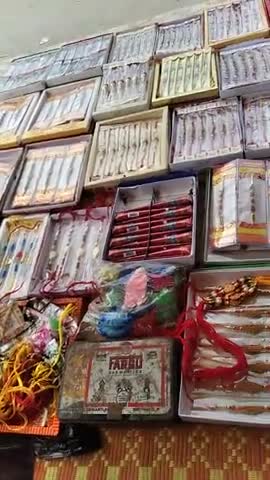 महसी: #Rakshabandhan ke awsar par #Kasba #Mahsi me log ﻿#dileep Jaiswal ki dukan par # Rakhi khriddaron ki #Umdi bheed