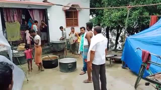 मीनापुर राजद विधायक चलवा रहे हैं बाढ़ पीड़ित ग्रामीणों के बीच #समुदाय कीचन भोजन की उत्तम व्यवस्था,