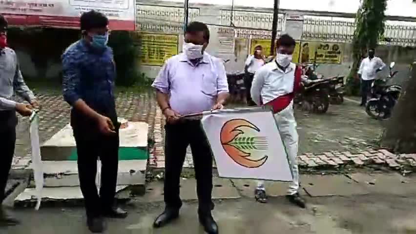 चंदौली: सीडीओ ने विकास भवन से फसल बीमा प्रचार वाहन को हरी झंडी दिखाकर किया रवाना #सीडीओ