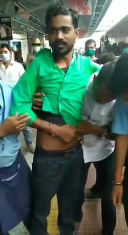 चंदौली: डीडीयू जंक्शन पर RPF ने रेल पकड़ते वक्त गिरे पैंट्रीकार मैनेजर की बचाई जान #रेलवे #आरपीएफ