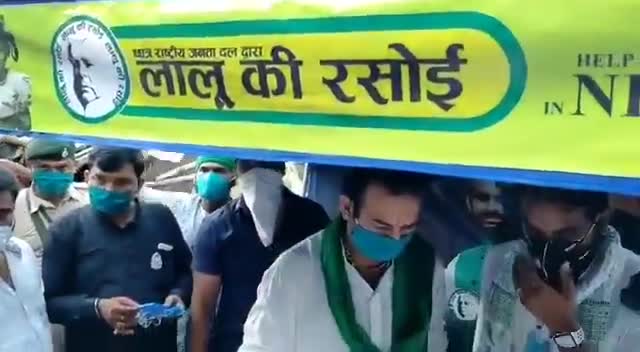 तेज-रफ्तार तेजस्वी सरकार के बैनर तले चल रहे #लालू_की_रसोई में वैशाली में बाढ़ पीड़ितों को भोजन कराते तेजप्रताप भैया#crjd