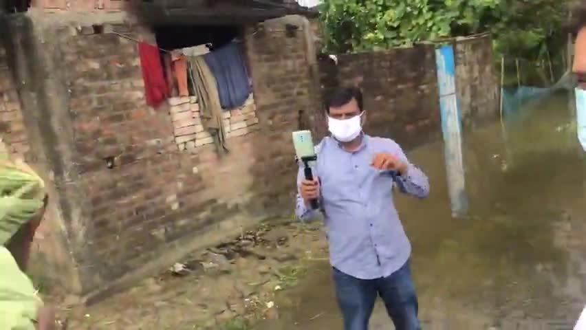 चकिया में बाढ़ पीड़ितों के बीच तेजस्वी यादव,
सरकार के दावों का सच जनता से सुने।
#biharflood2020 
#biharflood