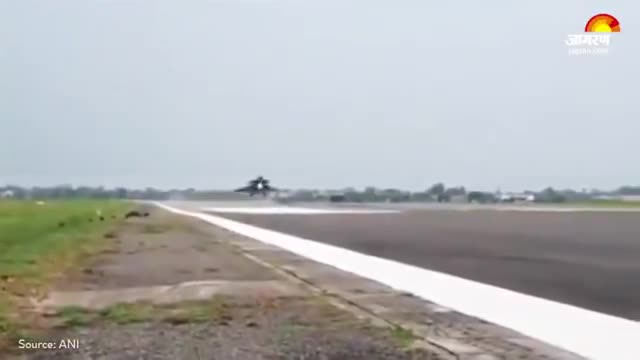 महागामा: Rafale Fighter jet's. france से ambala
पहुँचा राफेल, रक्षा मंत्री Rajnath Singh ने किया स्वागत।।  #राफेल