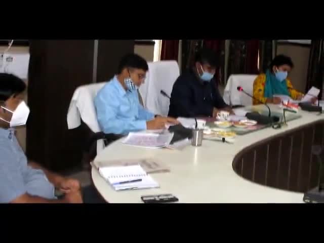 बदायूं: कलेक्ट्रेट सभागार में मंडलायुक्त ने सफाई में लापरवाही बरतने वाले कर्मचारियों के खिलाफ कार्रवाई के दिए आदेश #मंडलायुक्त