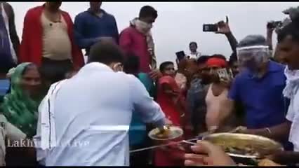 बाढ़ से बेहाल पीड़ितों के बीच पहुंचे तेजस्वी यादव, अपने हाथों से परोसा खाना#rjd #bihar #missionbihar2020