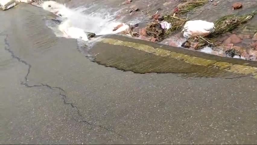 साहेबगंज: SH74  पानी के तेज बहाव से टूटने की कगार पर है
#bihar #rode #sahebganj ﻿#zeebiharjharkhand ﻿#news24bhrjk
