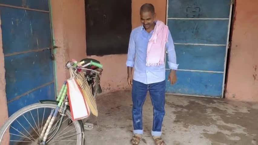 मुरलीगंज: कोरोना के चलते #विद्यालय बंद हैं लेकिन #शिक्षक को विद्यालय आना पड़ता है#मुकेश_कुमार सहरसा से #साईकिल से तमौट_परसा आते हैं