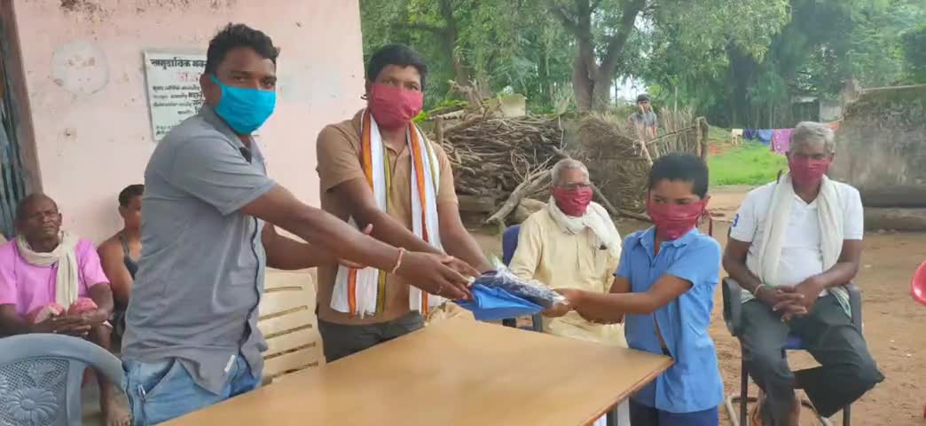 भानुप्रतापपुर: ग्राम जामपारा कानेचुर में गोधन न्याय योजना का हुआ शुभारंभ, छात्र-छात्राओं को किया गया गणवेश वितरण #गोधन_न्याय_योजना