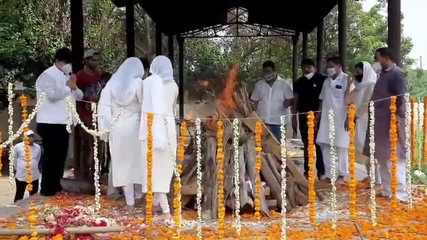 कुंडा: दिशा और दृष्टि, दोनों बेटियों ने दी #अमर_सिंह को मुखाग्नि
शनिवार को सिंगापुर में हुआ था निधन, 6 महीने से चल रहा था इलाज