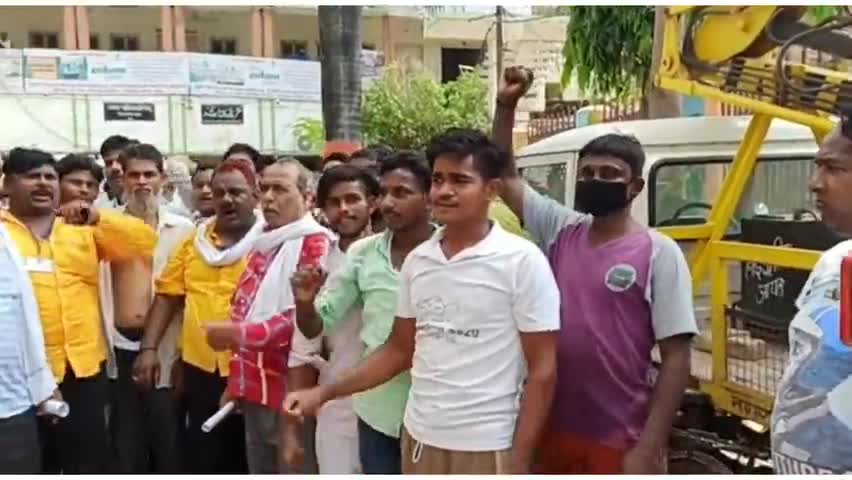 मऊ: शहर में कूड़ा उठाने गए सफाई कर्मियों को लोगों ने पीटा, गिरफ्तारी के सफाई कर्मियों ने किया प्रदर्शन #सफाई_कर्मी #प्रदर्शन