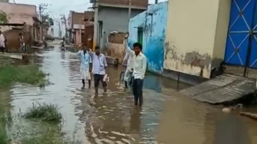 हसनपुर: गांव बहापुर में जलजमाव के कारण सड़कें हुईं जलमग्न, ग्रामीणों ने की समस्या के निराकरण की मांग #जलजमाव #जनसमस्या