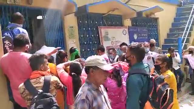 थलीसैंण: एसबीआई बीरोंखाल पर सोशल डिस्टेंसिंग की उड़ी धज्जियां #सोशल_डिस्टेंसिंग