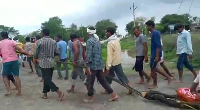 छबड़ा: तहसील छबड़ा के गांव रीछड़ा में बरसात के लिए देवी देवताओं की पूजा कि गांव के चारों और घासभैरू जी की परिक्रमा लगाई#baadh