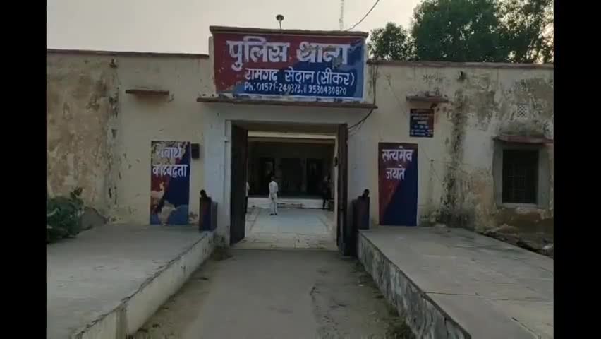 फतेहपुर: रामगढ़ पुलिस थाना में कार्यरत एएसआई के खिलाफ अकारण मारपीट का आरोप लगा एक व्यक्ति ने पुलिस में दी शिकायत #asi #अपराध